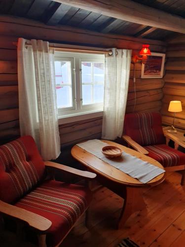 a room with a table and a bench and a window at Bjørgebu Camping AS in Mysusæter