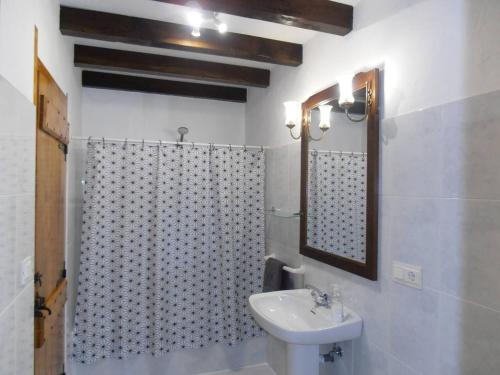 een badkamer met een wastafel en een douchegordijn bij 3 bedrooms house at Larrapil Sarriku in Etxalar