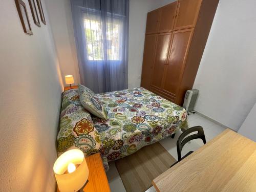 A bed or beds in a room at HUELVA CENTRO, Luminoso y Funcional - 4 DORMITORIOS