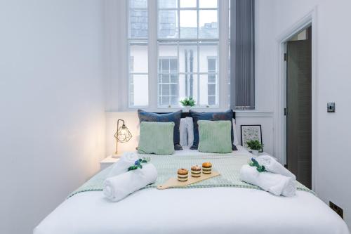 - une chambre avec un grand lit blanc et une fenêtre dans l'établissement Splendid Flat Near Beatles Museum, à Liverpool
