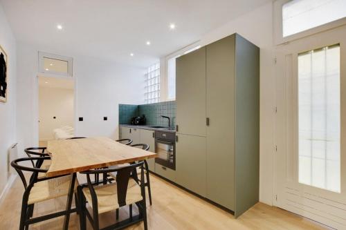 une cuisine avec une table et des chaises dans une pièce dans l'établissement Place d'Italie Modern & Renovated 3BD for 10guests, à Paris