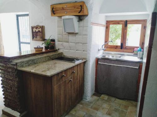 cocina con fregadero y encimera en 3 bedrooms property with private pool at Cortes y Graena, en Graena