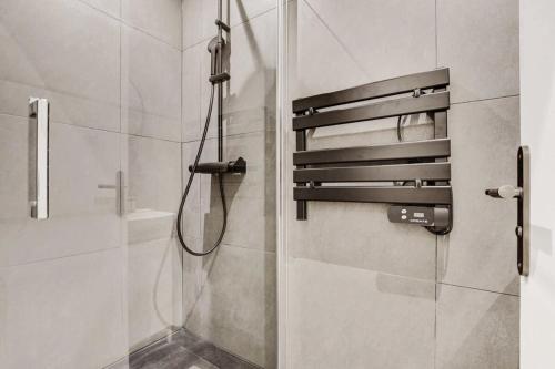 une salle de bain avec une douche avec pommeau de douche dans l'établissement Place d'Italie Modern & Renovated 3BD for 10guests, à Paris