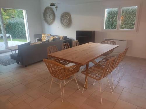 une table et des chaises en bois dans un salon dans l'établissement Maison pour 6 personnes au calme, à Pornichet