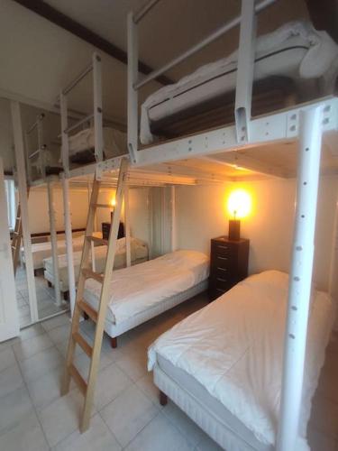 une chambre avec deux lits superposés et une lampe dans l'établissement Maison pour 6 personnes au calme, à Pornichet