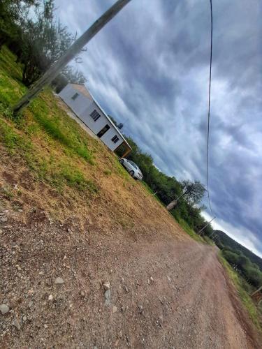 ein Haus auf einem Hügel mit einem Auto darauf geparkt in der Unterkunft Casa en Boca del Río in Las Tapias