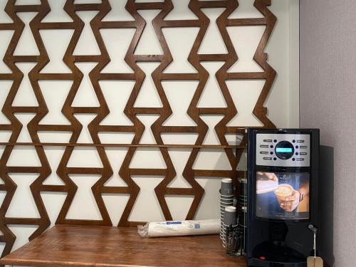 eine Kaffeemaschine auf einem Tisch neben einer Wand in der Unterkunft 53 Luxury Accommodation in Maynooth