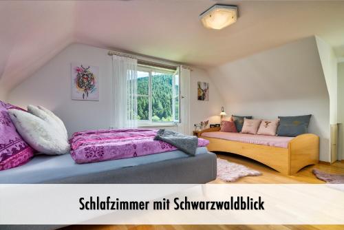1 dormitorio con 2 camas y ventana en Schindelhäusle Schillerstraße en Alpirsbach