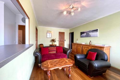 Suites Rive Gauche - Chilly Mazarin - Chez Helene في شيلي مازارين: غرفة معيشة مع كرسيين وطاولة