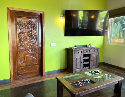 Una televisión o centro de entretenimiento en Casa Maya
