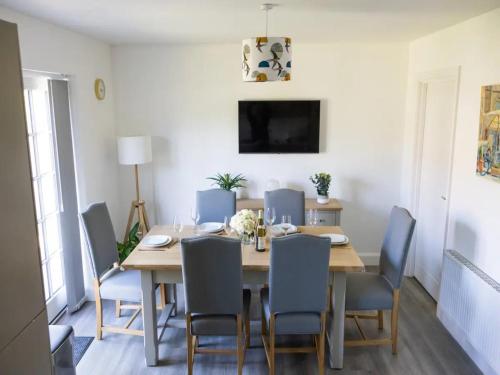 a dining room with a table and chairs at Pass the Keys Bright Spacious Chilterns Hideaway in Saunderton
