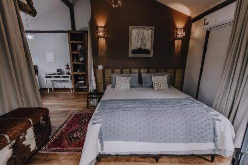 a bedroom with a large bed in a room at Casablanca Villas CB in Brumadinho
