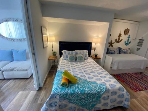 Postel nebo postele na pokoji v ubytování KASA Ocean Breeze BEACHFRONT CONDO POOL