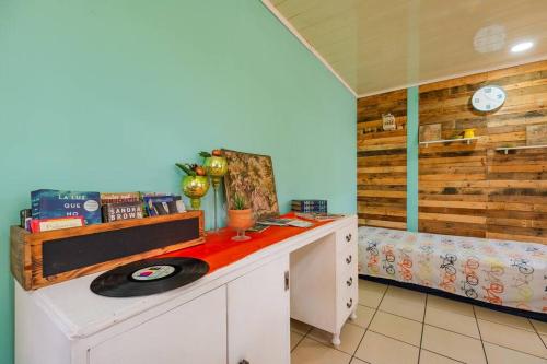 a room with a record player on a counter at Casa Mandala by Dreamcatcher in Sarchí