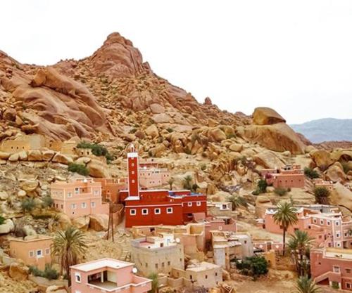 een klein stadje in een woestijn met een berg bij DAR HIBa in Marrakesh
