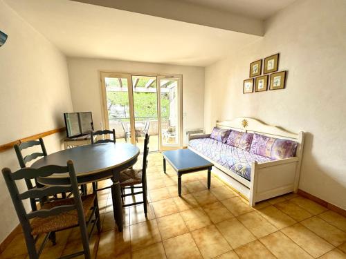 a living room with a table and a couch at Résidence hôtelière Le Provençal à Giens - Bord de mer in Hyères