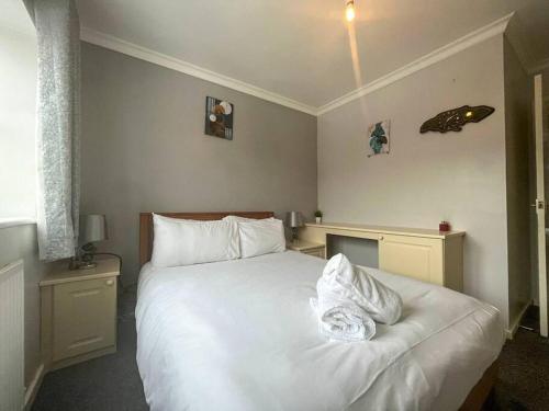 ein Schlafzimmer mit einem großen Bett mit weißer Bettwäsche in der Unterkunft Free Parking - Home Close to City Centre in Manchester