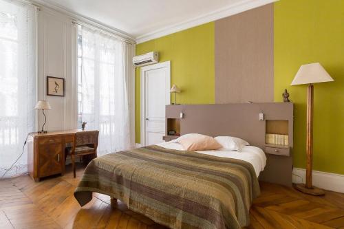 Postel nebo postele na pokoji v ubytování Hamac Suites - Suite Albon Saint Antoine - 4pers