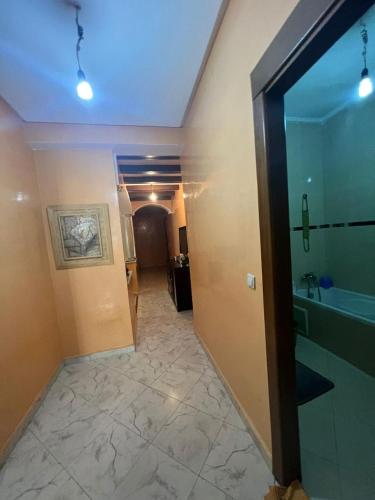 pasillo con baño con lavabo y espejo en Appartement 2 Chambres à Malabata en Tánger