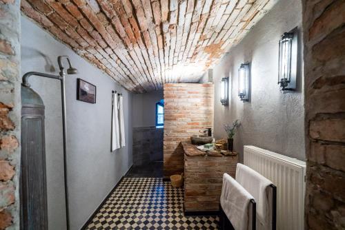 - un couloir avec une salle de bains dotée d'un plafond en pierre dans l'établissement Suite Georg Anno 1869 HERRENHAUS VIECHELN, à Behren-Lübchin