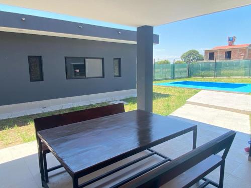 una mesa en una habitación con vistas a la piscina en DESCANSO JUJEÑO, en San Antonio