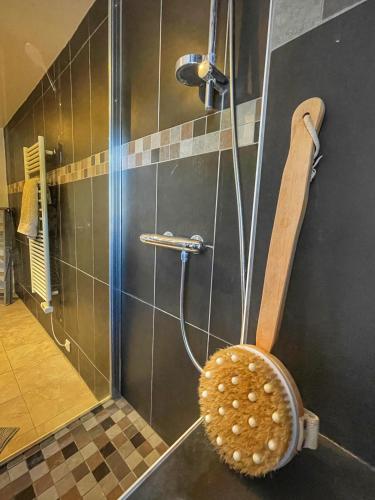 une douche dans une salle de bain avec une porte vitrée dans l'établissement Le Petit Delphia, à Apt