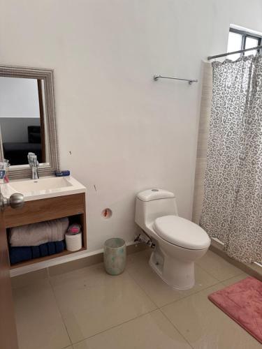 A bathroom at Family Home Apodaca