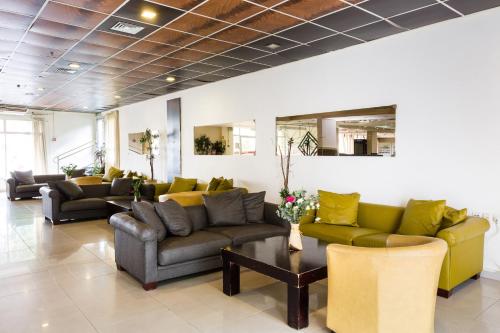 a living room with couches and a coffee table at מלון המלך שאול in Ashqelon