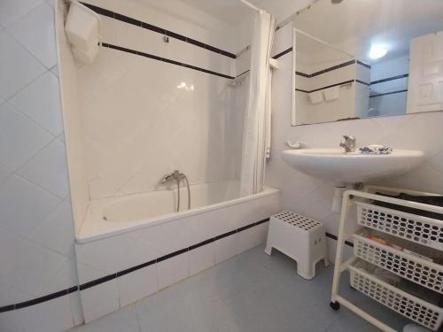 y baño blanco con lavabo, bañera y lavamanos. en Marino II REA-MA207, en Alcossebre