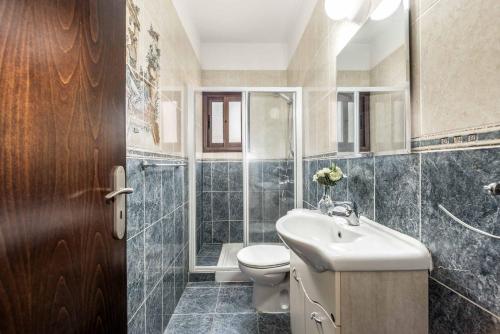 La salle de bains est pourvue de toilettes, d'un lavabo et d'une douche. dans l'établissement Villa Pella, à Peyia