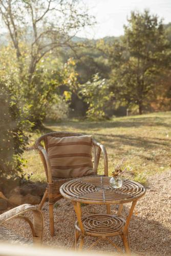 d'une chaise en bois et d'une table basse. dans l'établissement Maison Bellamant, à Alan