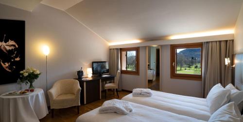 Habitación de hotel con 2 camas y escritorio en Golf Club Padova - Relais Graya, en Galzignano Terme