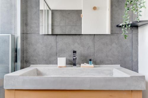 une salle de bain avec un grand lavabo blanc dans l'établissement Élégance, charme et confort, à Toulouse