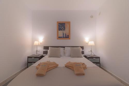 プラヤ・ブランカにあるPlaya Flamingo Cのベッドルーム(白い大型ベッド、ランプ2つ付)