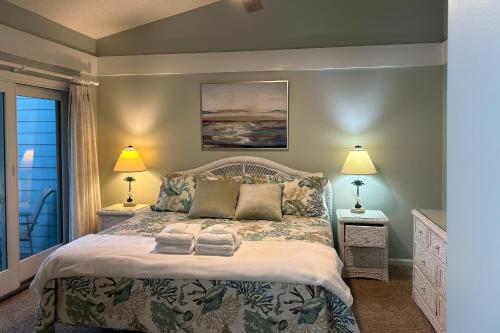 Postel nebo postele na pokoji v ubytování Egrets Pointe 480