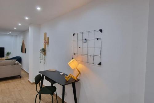 een kamer met een tafel met een lamp en een bank bij Apartamento Entero Juzgados Alicante in Alicante