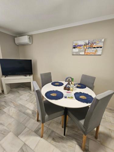 comedor con mesa blanca y sillas en APARTAMENTO VERA COAST 123, en Playas de Vera