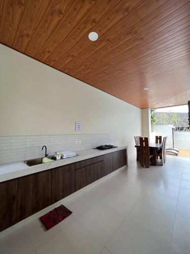 Ett kök eller pentry på NEW! Luxurious Villa @ Vimala Hills (15 pax)