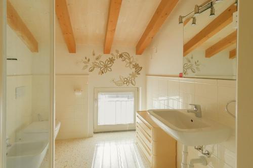 A Casa Di Maria في كومو: حمام مع حوض ومرحاض ودش