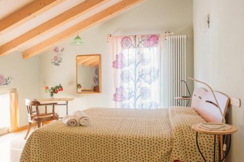 1 dormitorio con cama, mesa y espejo en A Casa Di Maria en Como