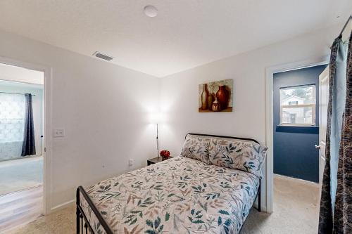 ein Schlafzimmer mit einem Bett und einer blauen Tür in der Unterkunft Sunshine State Delight in Middleburg