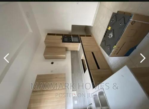 einen Blick über ein Wohnzimmer mit einem Tisch in der Unterkunft Emmatuxz Properties in Lagos