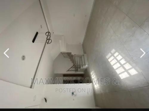eine Wendeltreppe in einem Gebäude mit Fenster in der Unterkunft Emmatuxz Properties in Lagos