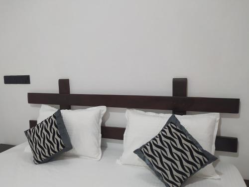 Una cama o camas en una habitación de Yashi's Place Sigiriya