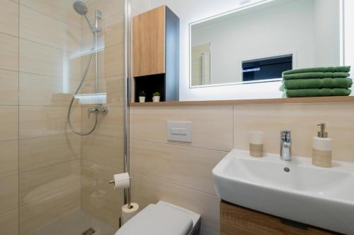 a bathroom with a sink and a toilet and a shower at Jade&Jabo - Moderne möblierte Serviced Apartments - Düsseldorf-Neuss in Neuss