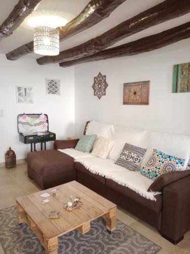 ein Wohnzimmer mit einem Sofa und einem Couchtisch in der Unterkunft Alma Mudéjar Casa Rural in Munébrega