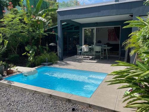 una piscina en medio de un patio en Villa Jalna Zamana appartement piscine privée jardin, en Les Trois-Îlets