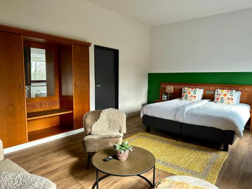 迪爾森斯托克姆的住宿－Guesthouse De Wissen，一间卧室配有一张床、一把椅子和一张桌子