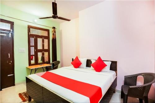 een slaapkamer met een groot bed met rode kussens bij Flagship Park Hotel in Bahora