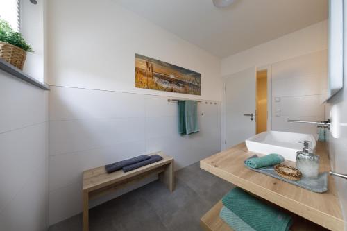 ein Badezimmer mit einem Waschbecken und einer Badewanne in der Unterkunft Lindenberg Apartments in Wernigerode